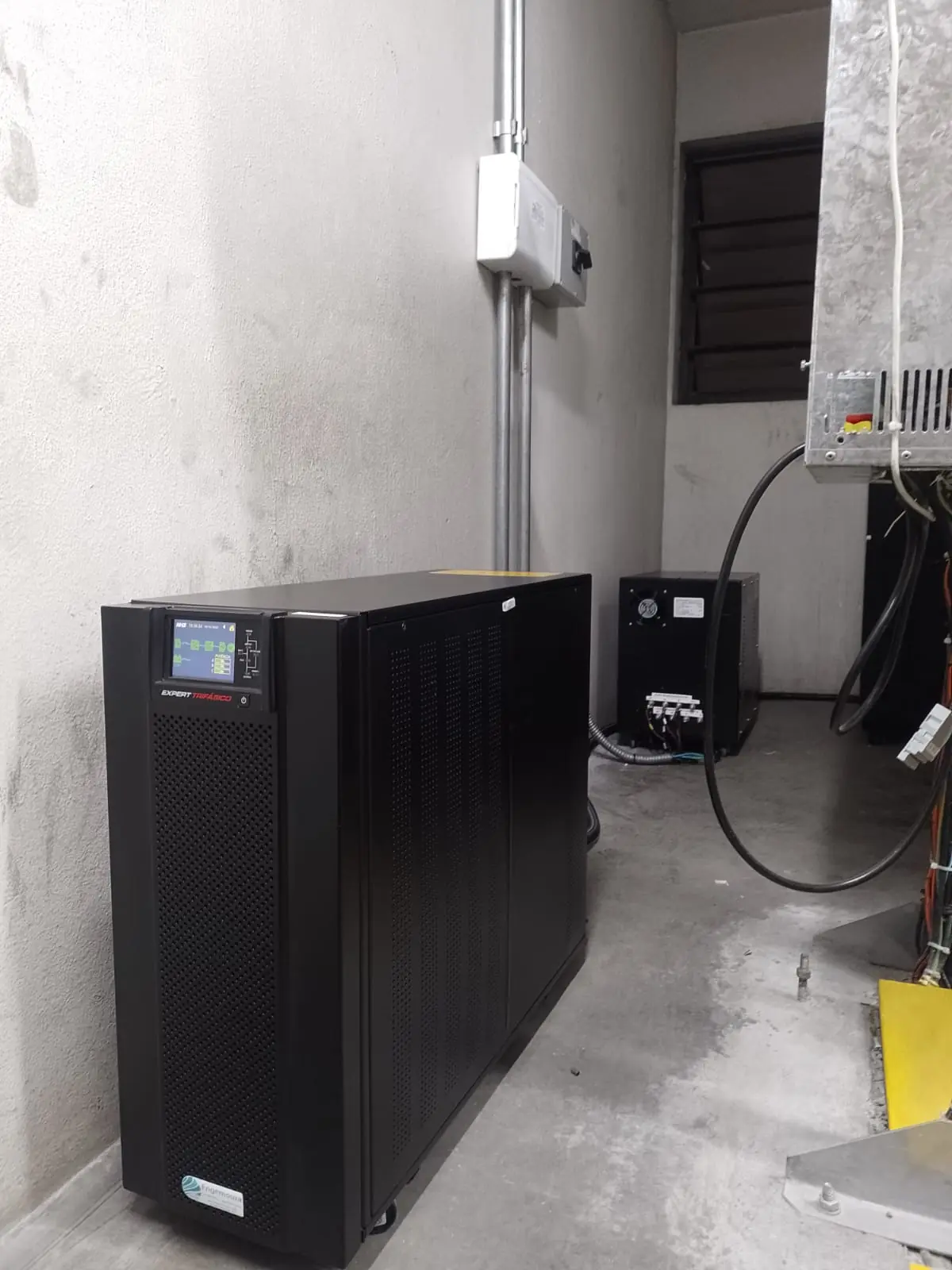 Nobreak Engemoura instalado em casa de máquinas de elevador - foto 1