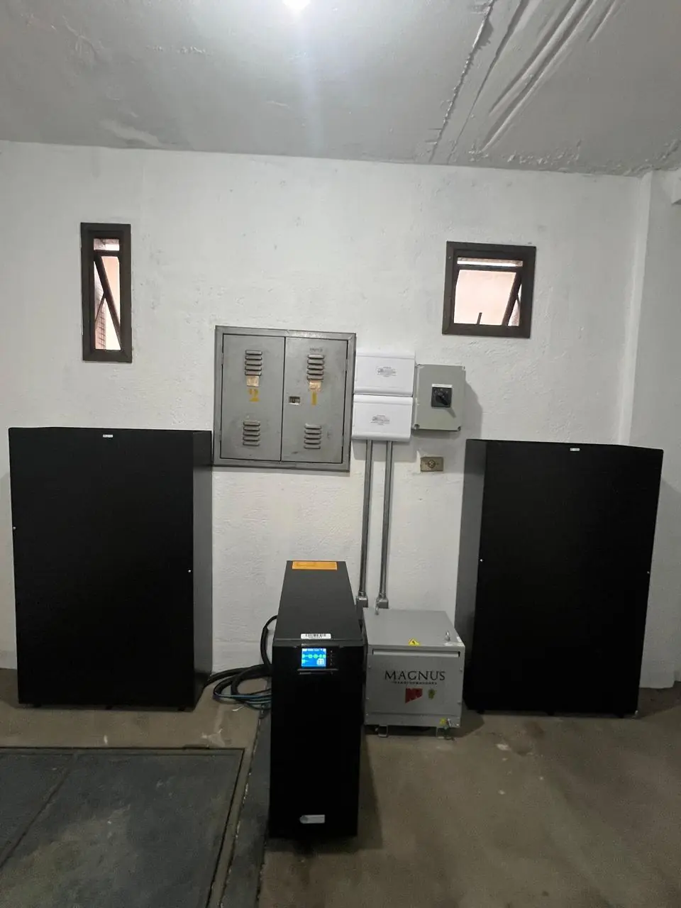 Nobreak Engemoura instalado em casa de máquinas de elevador - foto 2