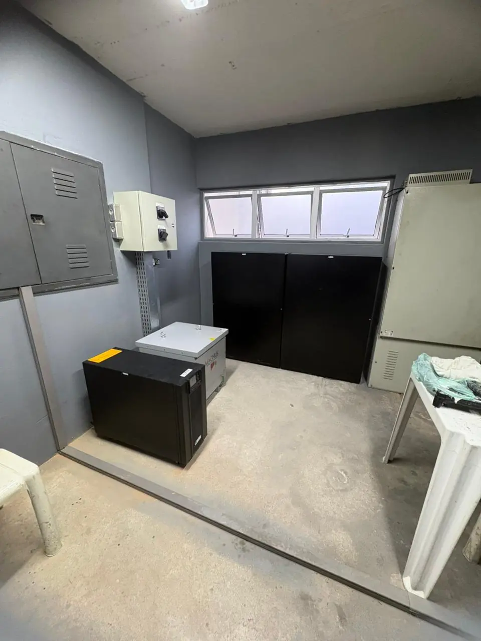 Nobreak Engemoura instalado em casa de máquinas de elevador - foto 4